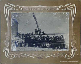 Villajoyosa (Alicante), barca de pesca “Joven Ginés” en la playa cargada de gente. Francisco Sellés.