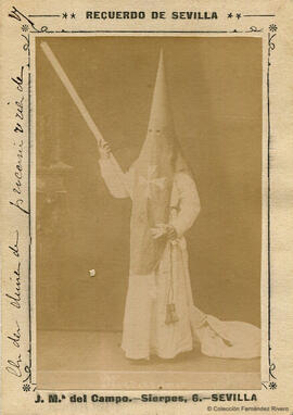 Sevilla, nazareno de la Hermandad de la Soledad de San Lorenzo con un cirio. Fotógrafo desconocido.