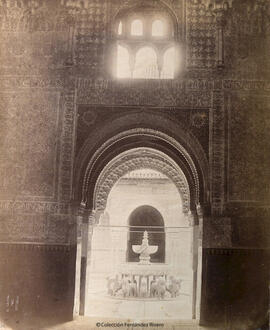 Granada, Alhambra, el Patio de los Leones desde la Sala de las Dos Hermanas. Luis Léon Masson.