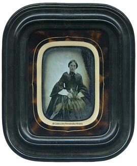 Retrato de señora sentada con paraguas o sombrilla. Fotógrafo desconocido.