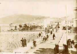 Ceuta, puente de la Almira con militares y transeuntes, ciudad y Fortaleza del Hacho al fondo. Fotógrafo desconocido.