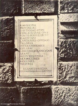 Cáceres, lápida en latín perteneciente al Puente de Alcántara. Fotógrafo desconocido.