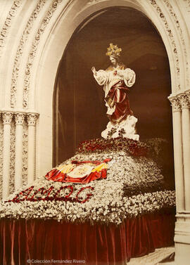 Málaga, Imagen del Sagrado Corazón de Jesús en su paso procesional bajo la portada de la Iglesia del mismo nombre. Fotógrafo desconocido.