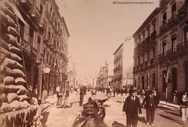 Granada, una calle muy concurrida de  gentes en el centro de la ciudad. Fotógrafo desconocido