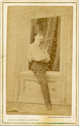 Barcelona, personaje disfrazado con sombrero de copa y a caballo en un decorado en forma de ventana. Franco Hispano Americano.