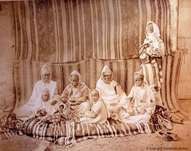 Orán (Argelia), retrato de una familia beduina descansando en sus alfombras. Neurdein