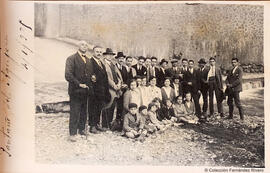 Málaga, Pantano del Agujero, un grupo de excursionistas posa al pie de la presa. Fotógrafo desconocido.