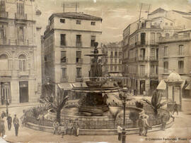 Málaga, plaza de la Constitucion con la fuente de las Tres Gracias. Autor desconocido.