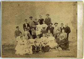 El Escorial (Madrid), retrato de un gran grupo con hombres mujeres y niños, uno de ellos con una guitarra. Carlos Huerta.