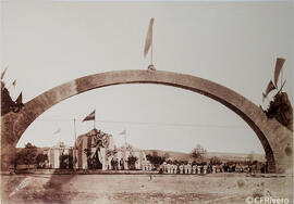 Valladolid, tienda de tres cuerpos y arco de ladrillo a la entrada de la futura  estación de ferrocarril, para la recepción de la Reina Isabel II. Charles Clifford