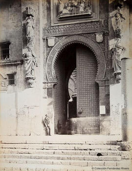 Sevilla, Catedral, Puerta del Perdón con personajes en la entrada. Fotógrafo desconocido.