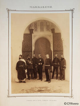 Marrakech, palacio de la Mamunia, puerta en el patio comedor, retrato de Hassan l y parte de la embajada española de 1894 con el General Macías. Fotógrafo desconocido.