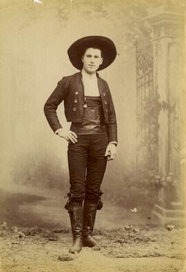 España, retrato de hombre con indumentaria tradicional sin identificar. Fotógrafo desconocido.