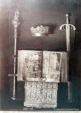 Granada, corona, cetro y relicario de Isabel la Católica y libro miniado y espada de Fernando el Católico, expuestos en la Sacristía de la Capilla Real de Granada.  J. Laurent y Cia.