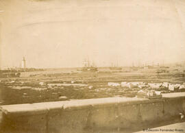 Málaga, el puerto desde el muelle, iniciadas las obras de relleno para ganar terreno al mar, la farola al fondo. E. Gálvez.