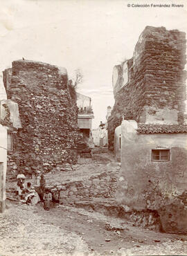Málaga, grupo de niños en el barrio que existió en el interior de la Alcazaba. Fotógrafo desconocido