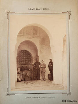Marrakech, parte de la embajada española en el Palacio de la Mamunia, fuente en el Patio comedor. Fotógrafo desconocido.
