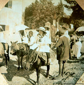 Tánger (Marruecos), visitantes occidentales con sus guías en una calle. Fotógrafo desconocido.