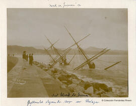 Málaga, naufragio de la fragata alemana Gneisenau junto al dique de levante del puerto. P. Vindry.
