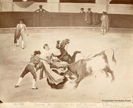 Sevilla, Reproducción de un cuadro o dibujo representando la suerte de vara y caída del picador durante una corrida de toros. E. Beauchy.