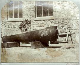 Gibraltar, cañón de artillería con textos escritos. Mayor Vandeleur.