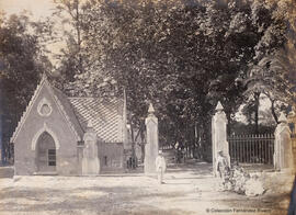 Málaga, entrada de la finca de San José ante la que posan algunos visitantes y un guarda, carruaje al fondo. Fotógrafo desconocido.