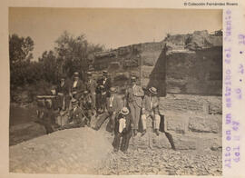Alhaurín de la Torre (Málaga), grupo de excursionistas descansando en un estribo del Puente del Rey. Fotógrafo desconocido.