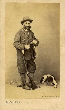 Madrid, retrato de un cazador con su perro, escopeta y pieza cazada. Disderi.