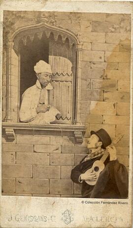 Valencia, representación teatral de un hombre disfrazado de mujer arrojando agua desde una ventana a un músico . Geniscans y Cia.