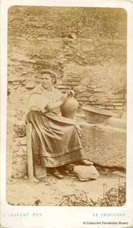 Córdoba, retrato de mujer con cántaro en la mano.  J. Laurent.