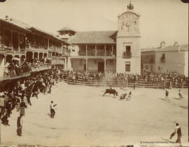 Ciempozuelos (Madrid), plaza del pueblo adaptada como plaza de toros, durante un encierro y corrida de toros_1. Fotógrafo desconocido.