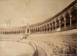 Sevilla, interior de la plaza de toros de la Maestranza. Fotógrafo desconocido.