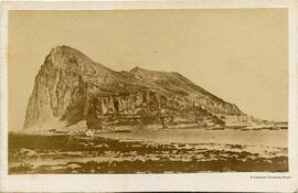 Gibraltar, el Peñón desde una plaza en la zona de Campamento. Fotógrafo desconocido.
