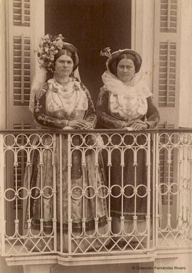 Yugoslavia, retrato de dos mujeres en un balcón ataviadas con trajes regional yugoslavo. Fotógrafo desconocido.