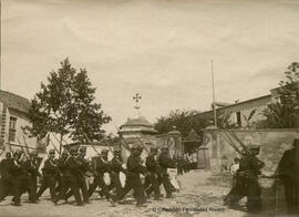 Málaga, desfile militar ante el Cuartel de la Trinidad. Fotógrafo desconocido.