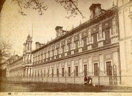 Sevilla, Palacio de San Telmo, fachada principal con tres sevillanas. E. Beauchy.