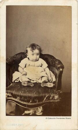 Madrid, retrato de un niño sentado en un sillón. Disdéri.