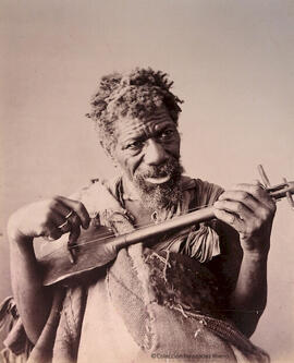 Tánger (Marruecos), retrato de un músico con un instrumento de cuerda. Antonio Cavilla