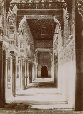 Granada. Alhambra. Patio de los Leones, galería de poniente, Linares.