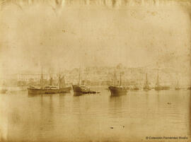 Málaga, el puerto con la Aduana y Gibralfaro al fondo. Fotógrafo desconocido