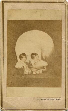 Nueva York (Estados Unidos), retrato de dos jóvenes enmarcadas en el dintel curvo de una ventana, en un fotomontage que semeja una calavera. D. Appleton & Co.