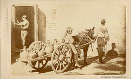 Valencia, paisanos con un carro lleno de tinajas. J. Laurent.
