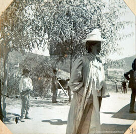 Ronda (Málaga), Ms. Murray en la calle cerca de la estación de Ronda. Fotógrafo desconocido.