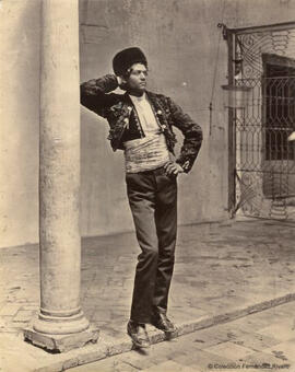 Tipo andaluz con montera apoyado en una columna. Napper.