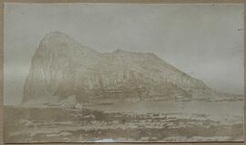 Gibraltar, El Peñón desde las playas españolas. Autor desconocido.