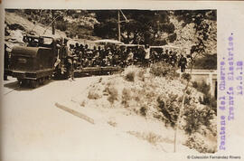 El Chorro, (Álora, Málaga), tranvía eléctrico cargado de turistas. Fotógrafo desconocido.