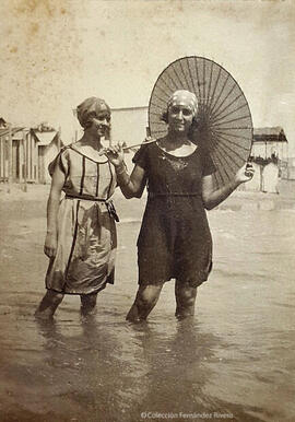 Llanes (Asturias), "Helena y Hortensia en la playa en Villanueva", retrato de dos mujeres en bañador. Fotógrafo desconocido.