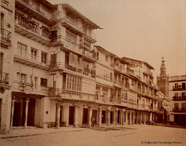 Sevilla, Plaza de San Francisco, fachada de casas con la Giralda al fondo. Léon et Lévy