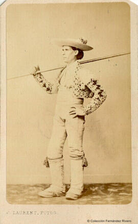 Madrid, retrato del torero “Gregorio Calderón”,  con vara en el hombro. J. Laurent.