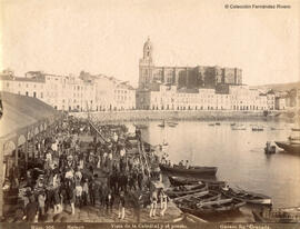 Málaga, muelle de mercancías en el puerto con mucha actividad y gentío, catedral. Garzón.